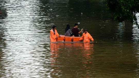 Macet Mengular Akibat Banjir di Jalan Letjen Soeprapto