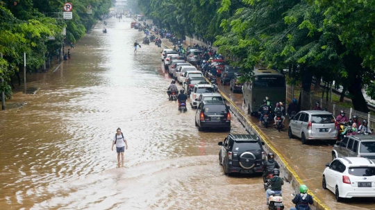 Lalu Lintas Jalan Perintis Kemerdekaan Terhambat Akibat Banjir