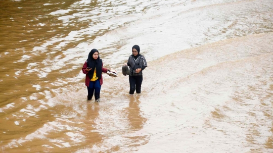 Lalu Lintas Jalan Perintis Kemerdekaan Terhambat Akibat Banjir