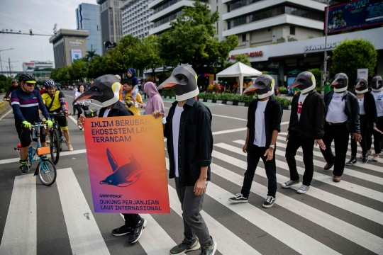 Aksi Pinguin Jalan di Car Free Day Jakarta