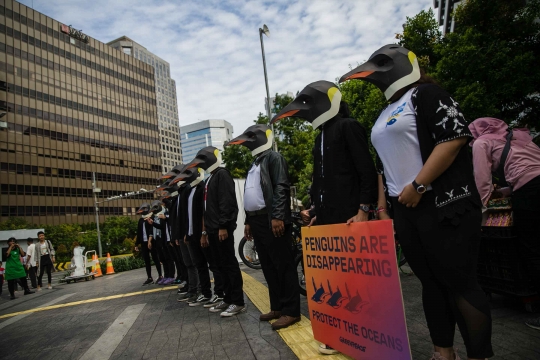Aksi Pinguin Jalan di Car Free Day Jakarta