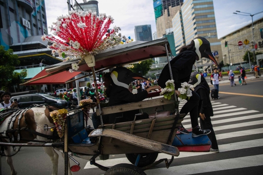 Aksi Pinguin Jalan di Car Free Day Jakarta