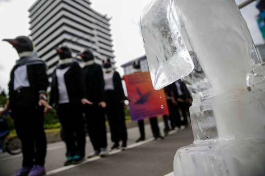 Aksi Pinguin Jalan di Car Free Day Jakarta