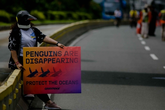 Aksi Pinguin Jalan di Car Free Day Jakarta