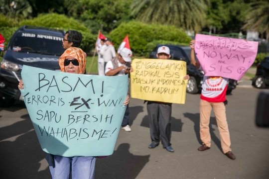 Aksi Tolak Kembali Eks ISIS ke Indonesia
