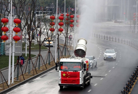 Intip Cara China Semprotkan Disinfektan ke Berbagai Penjuru Kota