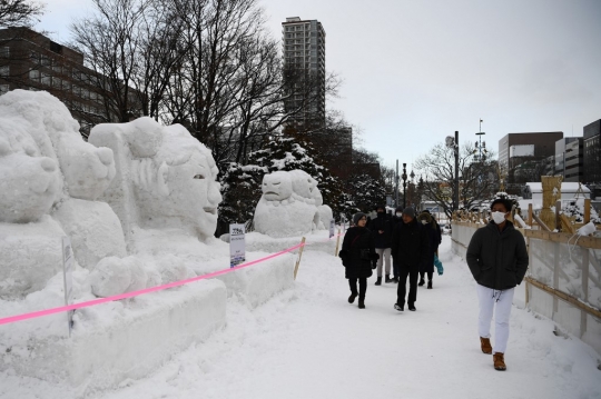 Melihat Patung Raksasa di Festival Salju Sapporo