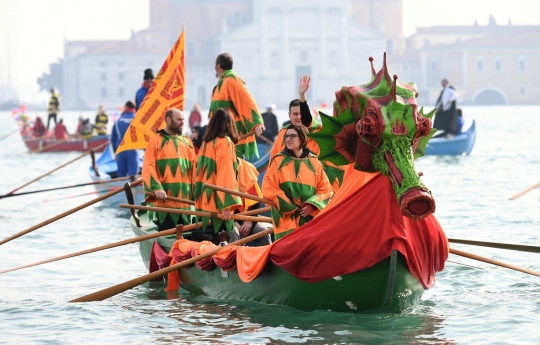 Kemeriahan Parade Perahu Unik di Karnaval Venesia