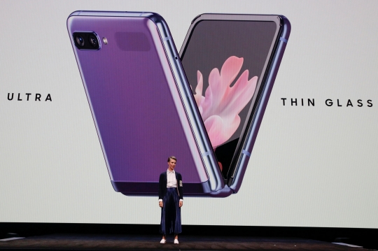 Wujud Smartphone Layar Lipat Samsung Z Flip yang Dibanderol Rp 21,8 Juta