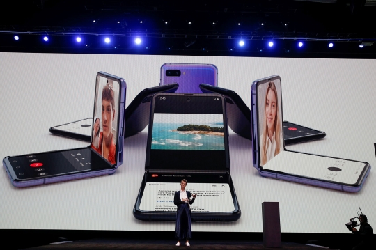 Wujud Smartphone Layar Lipat Samsung Z Flip yang Dibanderol Rp 21,8 Juta