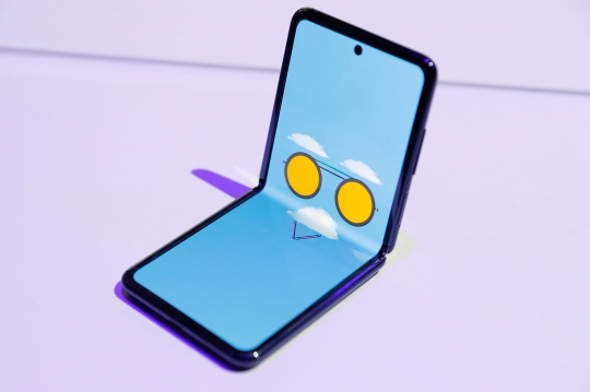 Wujud Smartphone Layar Lipat Samsung Z Flip yang Dibanderol Rp 21,8 Juta
