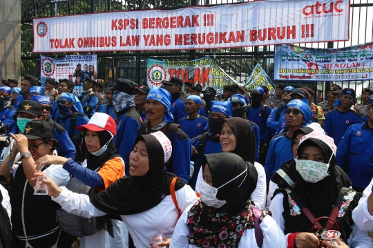 Massa Buruh Tolak RUU Omnibus Law di DPR
