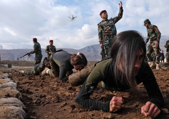 Aksi Tentara Cantik Kurdi Latihan Perang