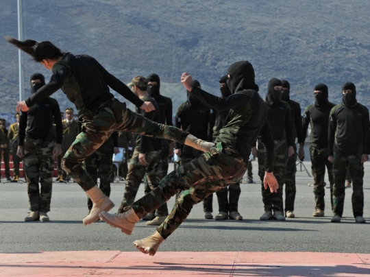 Aksi Tentara Cantik Kurdi Latihan Perang