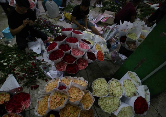 Aktivitas Pasar Bunga Rawa Belong Jelang Hari Valentine