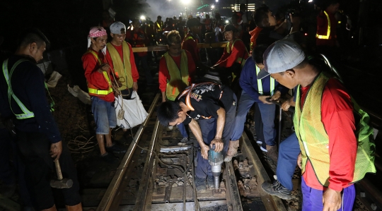 Memantau Revitalisasi Wesel yang Bikin Perjalanan KRL Terganggu