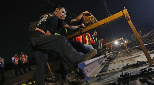 Memantau Revitalisasi Wesel yang Bikin Perjalanan KRL Terganggu