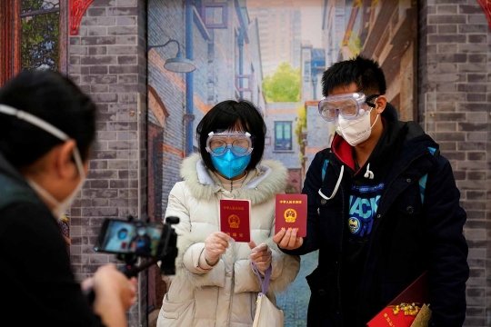 Potret Pengantin di China Menikah Menggunakan Masker Karena Corona