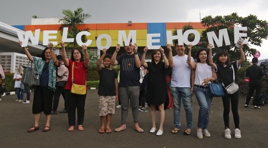 Keluarga Sambut Kedatangan WNI dari Wuhan di Bandara Halim Perdanakusuma