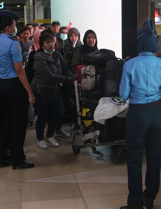 Keluarga Sambut Kedatangan WNI dari Wuhan di Bandara Halim Perdanakusuma