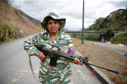 Aksi Nenek-nenek Latihan Militer di Caracas