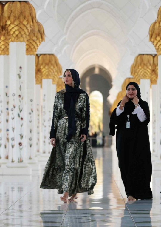 Kunjungi Masjid di Abu Dhabi, Ivanka Trump Cantik Berkerudung
