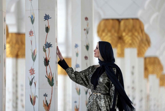 Kunjungi Masjid di Abu Dhabi, Ivanka Trump Cantik Berkerudung