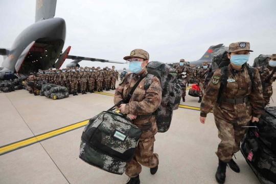Tentara Medis China Terus Dikerahkan Tangani Pasien COVID-19 di Wuhan