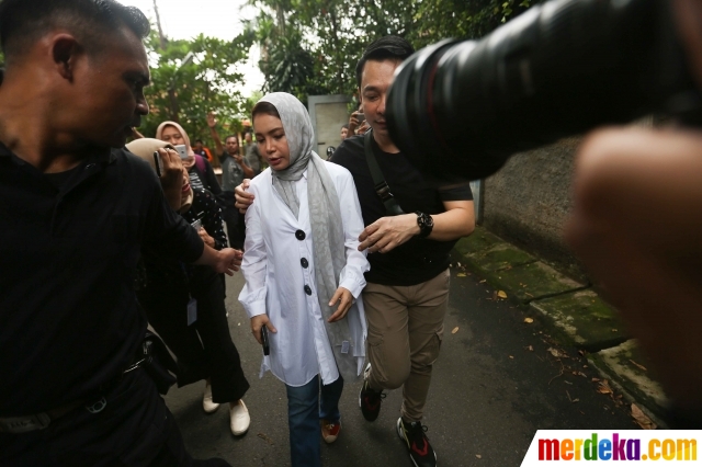 Foto Sejumlah Publik Figur Bertakziah di  Rumah  Duka  