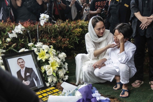 Wajah Duka Bunga Citra Lestari di Pemakaman Ashraf Sinclair