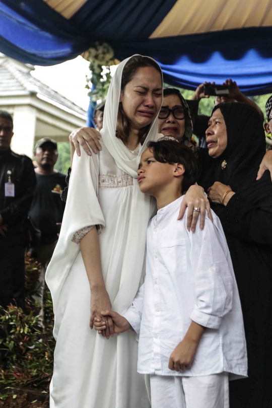 Wajah Duka Bunga Citra Lestari di Pemakaman Ashraf Sinclair