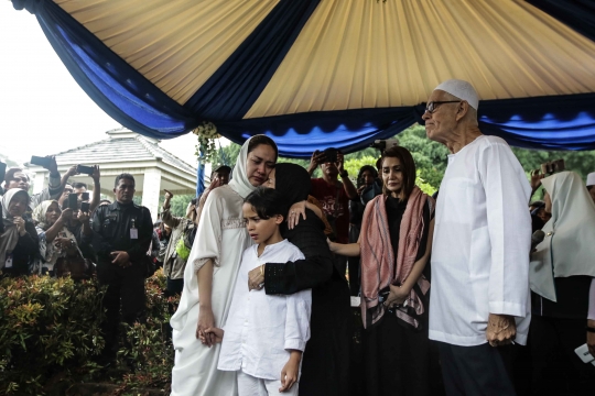 Wajah Duka Bunga Citra Lestari di Pemakaman Ashraf Sinclair