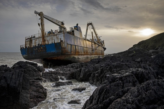 Penampakan Kapal Hantu Terdampar di Irlandia