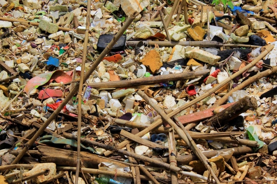 Tumpukan Sampah Padati Aliran Sungai di Depok