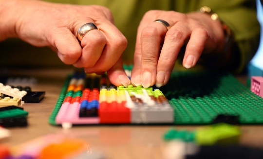 Kisah Nenek di Jerman Buat Tanjakan Kursi Roda dari Lego