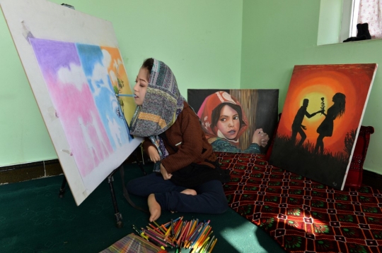 Semangat Seniman Difabel Afghanistan Melukis Pakai Mulut