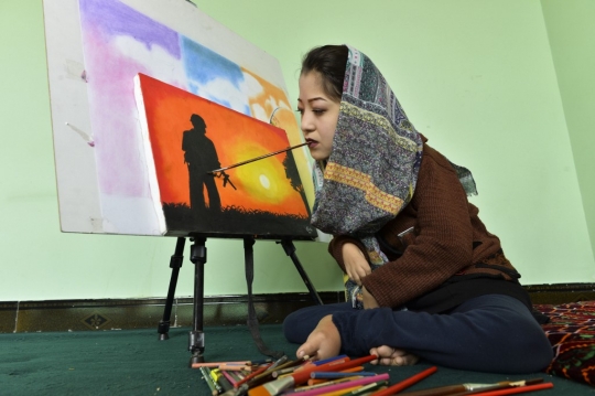 Semangat Seniman Difabel Afghanistan Melukis Pakai Mulut