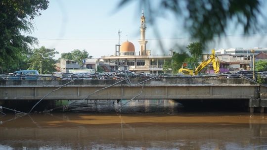 Pagar Pembatas Rusak Akibat Banjir Dibiarkan Terbengkalai di Bukit Duri