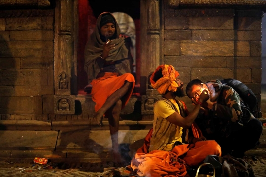 Mengisap Ganja di Festival Shivaratri