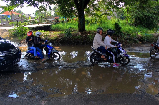 Jalan Berlubang di Bojonggede Sebabkan Kemacetan