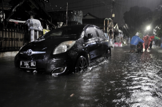 Ratusan Rumah Terendam Banjir di Cipinang