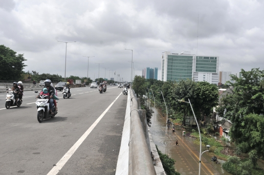 Banjir Lumpuhkan Cempaka Putih, Pengendara Motor Terobos Jalan Tol