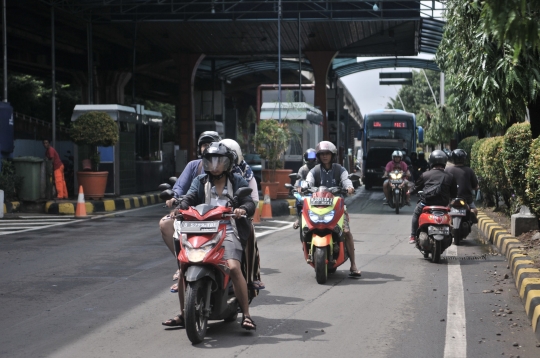 Banjir Lumpuhkan Cempaka Putih, Pengendara Motor Terobos Jalan Tol