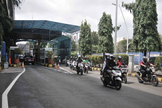 Banjir Lumpuhkan Cempaka Putih, Pengendara Motor Terobos Jalan Tol