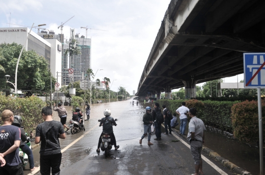 Banjir Lumpuhkan Cempaka Putih, Pengendara Motor Terobos Jalan Tol