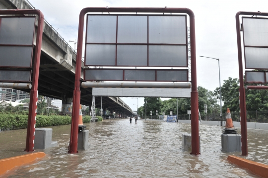 Banjir Lumpuhkan Gerbang Tol Cempaka Putih