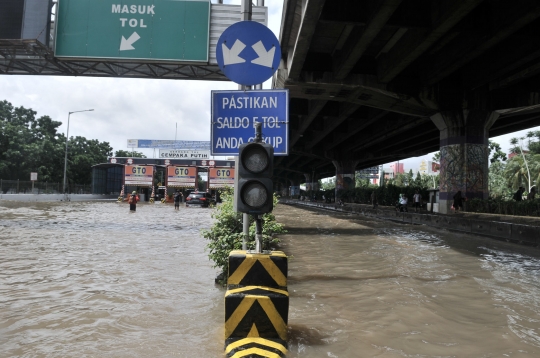 Banjir Lumpuhkan Gerbang Tol Cempaka Putih