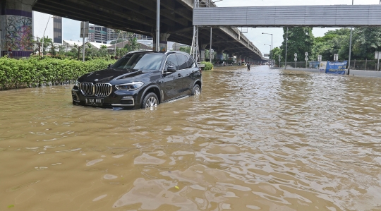 Jalan Ahmad Yani Lumpuh Akibat Banjir