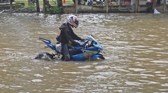 Jalan Ahmad Yani Lumpuh Akibat Banjir