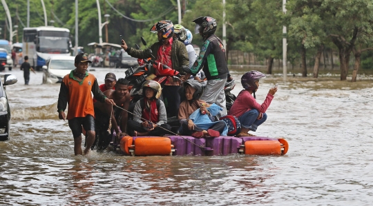 Jalan Ahmad Yani Lumpuh Akibat Banjir